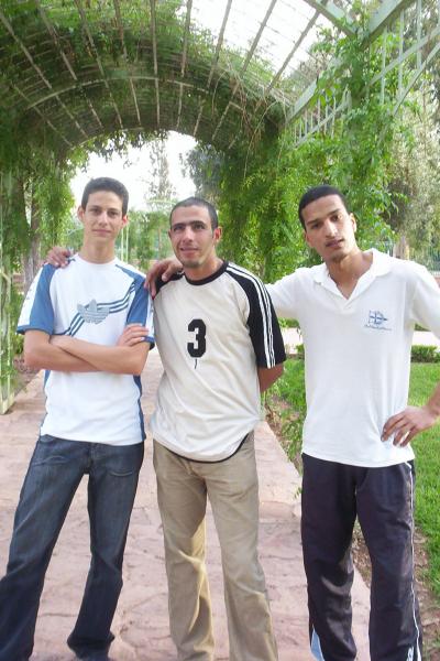 Je suis au droite d'image et les deux ce sont hicham et KHALID